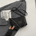 Sac seau plissé noir minimaliste avec chaîne dorée et bandoulière élégante - Noir