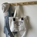 Grand sac cabas minimaliste en toile blanc cassé avec slogan noir et détails en cuir - Blanc Cassé