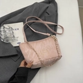 Sac à main rose clair à texture marbrée avec chaîne dorée et finition en cuir - Rose