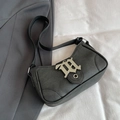 Elegante borsa sottobraccio in pelle nera opaca con fibbia a W argentata artistica - Nero