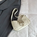 Borsa a spalla bianca a mezzaluna con fibbia in metallo argentato in pelle PU minimalista - Bianco