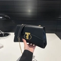 Minimalistische schwarze Leder-Umhängetasche mit goldenem T-Verschluss und Kette - Schwarz