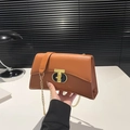 Braun-orangefarbene Leder-Kettentasche mit gold-schwarzer Metallschnalle für den Sommer - Braun