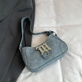 Borsa a mezzaluna blu grigio retrò in pelle testurizzata con fibbia a B dorata lucida - Blu