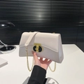 Sac bandoulière minimaliste en cuir blanc crème avec chaîne dorée élégante et fermoir - Blanc