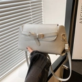 Sac bandoulière chic gris argenté en cuir avec boucle et détails dorés - Argent