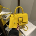 Gelbe Umhängetasche aus Leder mit großer goldener Schnalle und abnehmbarer kleiner Tasche - Gelb
