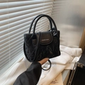Elegante bolso bombonera acolchado negro con asas y correa ajustable para uso diario - Negro