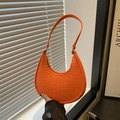 Sac à bandoulière orange en forme de croissant avec gaufrage crocodile style rétro - Orange