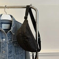Bolso de pecho minimalista de nailon negro con correa ajustable y hebilla en percha - Negro