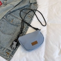 Borsa a sella in tela celeste con tracolla intrecciata e ciondolo a forma di orso - senza ciondolo / Blu