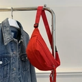 Riñonera minimalista de nailon rojo brillante con correa ajustable y cordón decorativo - Rojo