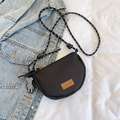 Borsa a tracolla a mezzaluna nera con tracolla intrecciata e ciondolo a orsetto - senza ciondolo / Nero