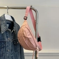 Riñonera de nailon rosa en forma de media luna con correa ajustable y cremallera - Rosa