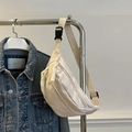 Off-white Nylon-Crossbody-Brusttasche mit verstellbarem Gurt und schwarzer Schnalle - Gebrochenes Weiß