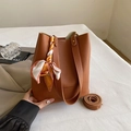 Bruine bucket bag met litchi-korrel en een decoratieve bloemensjaal aan het handvat - Bruin