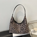 Stilvolle Hobo-Tasche mit gewagtem Leopardenmuster und schlanken schwarzen Schultergurten - Khaki