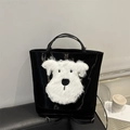 Simpatica borsa tote in vernice nera con applicazione a forma di cane di peluche - Nero