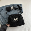 Sac bandoulière plissé noir avec breloque papillon argentée et mini porte-monnaie - Noir