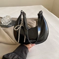 Borsa hobo nera a mezzaluna in pelle lucida stropicciata con ciondolo a fiocco - Nero