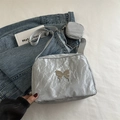 Sac bandoulière gris clair plissé avec boucle papillon argentée et mini porte-monnaie - Argenté