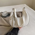 Borsa a mezzaluna bianca minimalista con ciondolo a fiocco di perline argentate e opaca - Bianco