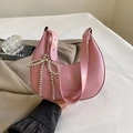 Borsa a mezzaluna rosa in pelle lucida con ciondolo a fiocco di perline argentate - Rosa