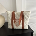 Weiße gesteppte Puffer-Tasche mit braunen Trägern und goldener Schnalle auf Tisch - Weiß