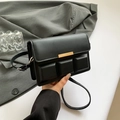 Borsa a tracolla nera chic con motivo goffrato 3D al cioccolato e fibbia dorata - Nero
