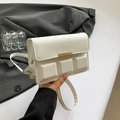 Borsa a tracolla bianca quadrata con rilievo a cioccolato e fibbia dorata - Bianco