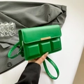Borsa a tracolla verde in pelle con design geometrico a cubi 3D e fibbia in oro - Verde