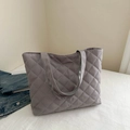 Grand sac cabas matelassé en nylon gris avec motif à losanges et design minimaliste - Gris