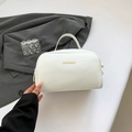 Mini borsa bianca in pelle martellata con logo dorato per il pendolarismo autunnale - Bianco