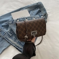 Borsa a tracolla marrone retrò con motivo a trifoglio, catena in metallo e chiusura - Monogramma Caffè
