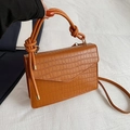 Sac à bandoulière caramel à motif crocodile avec poignée nouée et rabat - Fauve