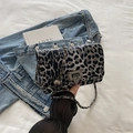 Borsa a tracolla quadrata con stampa leopardata, catena in metallo e dettagli a sfera tonda - Leopardo Nero