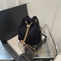 Borsa a secchiello nera con cuciture a traliccio bianco, bordi sfrangiati e perle - Nero