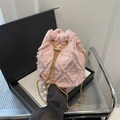 Borsa a secchiello in denim rosa con motivo trapuntato e tracolla a catena oro - Rosa