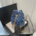Borsa a secchiello in denim blu con motivi trapuntati e nappe di perle bianche - Blu