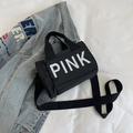 Kleine schwarze Zylindertasche mit weißem PINK-Schriftzug und Umhängeriemen - Schwarz
