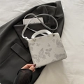 Borsa a tracolla quadrata argento con stampa a farfalla grigia e manico in metallo - Argento