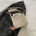 Borsa a tracolla quadrata beige con delicate stampe di farfalle e stelle dorate - Bianco Sporco