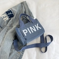 Blaue zylindrische Sport-Handtasche aus Nylon mit PINK-Aufdruck und verstellbarem Gurt - Blau