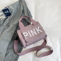 Sac à bandoulière en nylon rose avec lettrage PINK et sangle réglable sport - Violet