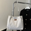 Sac fourre-tout en velours côtelé blanc avec bandoulière chaîne argentée et patch - Blanc