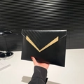 Elegante pochette a busta nera con accento in metallo a V dorato e dettagli trapuntati - Nero