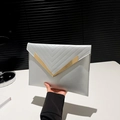 Pochette a busta argento con bordo in metallo a V e finitura in ecopelle trapuntata - Argento