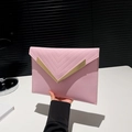 Pochette a busta rosa minimalista in pelle con finiture in metallo dorato a V - Rosa