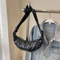 Bolso bandolera minimalista de cuero plisado negro con correa anudada y cremallera metálica - Negro