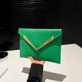 Elegante borsa a bustina verde brillante con cuciture a V e dettagli in metallo dorato - Verde